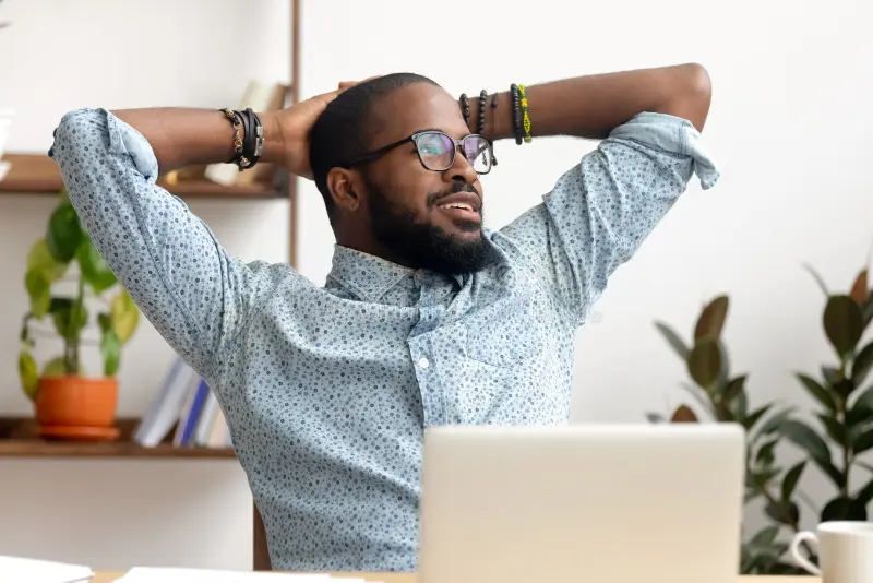 Jeune homme d'affaires africain — commerce