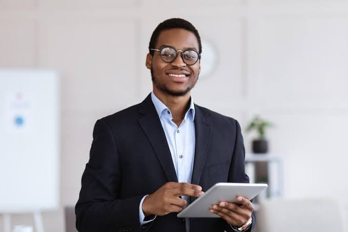 Professionnel noir en costume — situations sensibles